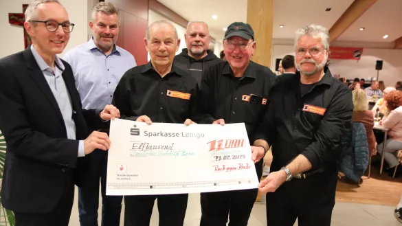 Erneut konnte ein f&uuml;nfstelliger Betrag gespendet werden. Von links: Franz Kohlhuber von der Deutschen Krebshilfe, Schirmherr Dirk Becker sowie die Vorstandsmitglieder Gerd Ladugga, Udo Beutling Klaus B&uuml;ker und Klaus Fillies. Foto: Knut Dinter - &copy; Knut Dinter