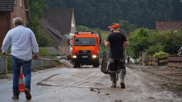 Die Alte Dorfstra&szlig;e in Schwelentrup wird bei Starkregen immer wieder &uuml;berschwemmt, wie hier im August 2022. Es gibt aber noch weit mehr Problemstellen, f&uuml;r die die Gemeinde gemeinsam mit einem Ingenieurb&uuml;ro Gegenma&szlig;nahmen erarbeitet. - &copy; Archivfoto: Leon Stock/Freitag-TV