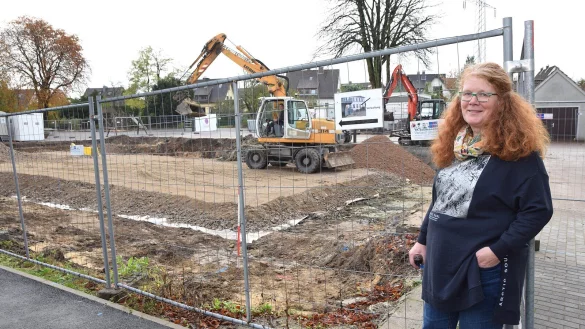 Schulleiterin Ulrike Petersen schaut optimistisch in die Zukunft. Die Arbeiten an der Grundschule Helpup gehen voran. Gerade ist die Platte nach dem Abriss des Verwaltungstraktes entfernt worden. Foto: Karin Prignitz - &copy; Karin Prignitz