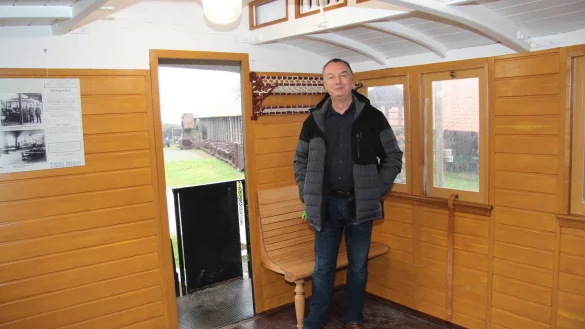 Museumsleiter Will Kulke zeigt den restaurierten Eisenbahnwaggon, mit dem lippische Ziegler früher in die Ferne fuhren. - © Cordula Gröne(LZ)
