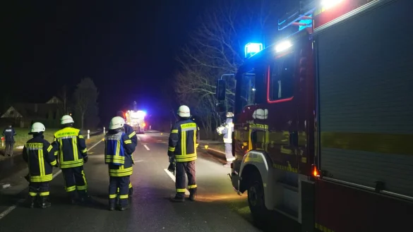 Auf der B 66 bei Helpup sind zwei Fahrzeuge zusammengestoßen. - © Freitag TV