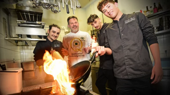 Inhaber Stephan B&uuml;ker (Zweiter von links) steht mit seinen Azubis Lennart Anakin Gran (weiter von links), Mohammed Uebbing und Malte Hofer in der K&uuml;che. - &copy; Nicole Ellerbrake