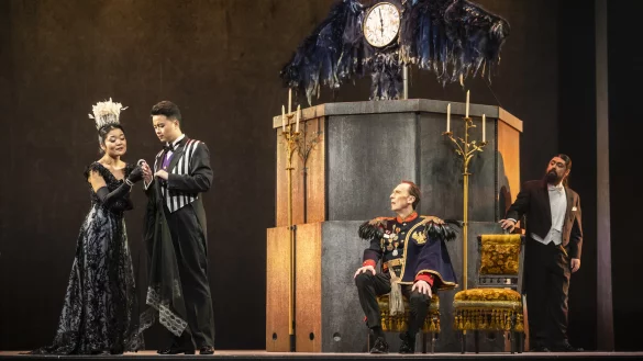 Rina Hirayama, Anle Gou, Andreas J&ouml;ren und Jaime Mondaca Galaz in einer Szene aus "Aschenputtel". - &copy; Landestheater Detmold / Jochen Quast