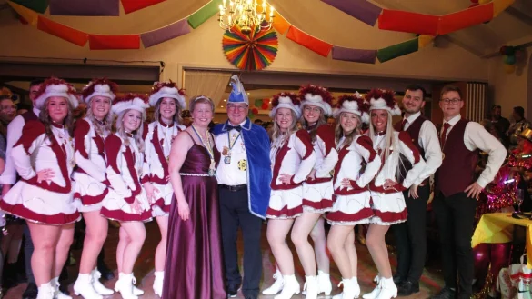 Stolz präsentiert sich das neue Prinzenpaar Prinzessin Kathrin II. und Prinz Thomas II. gemeinsam mit seiner Garde und der närrischen Gefolgschaft beim diesjährigen Pivitsheider Karneval. - © Juliana Szabo