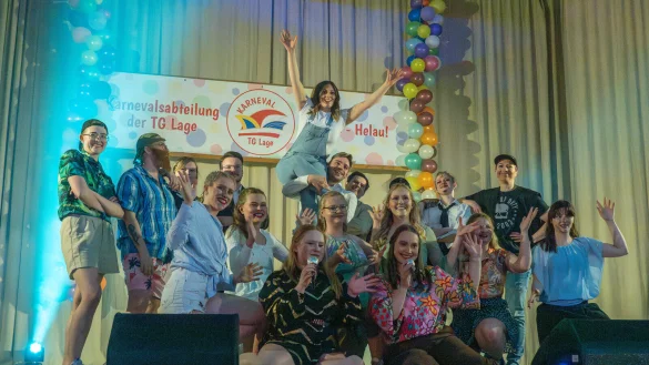 Die Tanzgarde der TG Lage sucht für Hebefiguren und Würfe noch weitere Männer. - © Peter Stuckmann