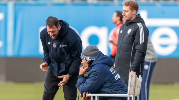 Beim Spiel seiner Arminia in Rostock sah Trainer Mitch Kniat wiederholt Anlass, sich heftig über das Schiedsrichterteam mit dem Vierten Offiziellen Florian Pötter (r.) aufzuregen. - © IMAGO/Andy Bünning