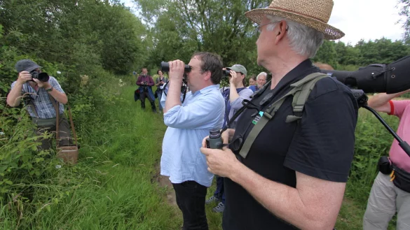 NRW-Umweltminister Oliver Krischer bei einem Besuch im Enger Bruch in OWL. Der Grünen-Politiker steht im Land unter Erwartungsdruck. - © Björn Kenter