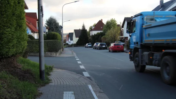 Die kurvige und abfallende Straßenführung erschwert die Einsicht am Leeser Weg. - © Archivfoto: Nadine Uphoff