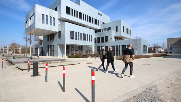 Per Poller und Pömpel wird die Campusallee seit einem Jahr in Höhe des "Innovation Spin" gesperrt. Schräg nach links verläuft der "Ostboulevard". Welche Folgen die Sperrung hat, wird noch einmal unter die Lupe genommen. - © Jens Rademacher