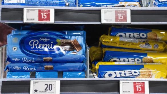 In einem dänischen "Bilka"-Supermarkt weist ein Sternchen auf dem Preisschild darauf hin, dass die Kekse aus Europa stammen - rechts liegen die Oreos aus den USA. - © IMAGO/Ritzau Scanpix