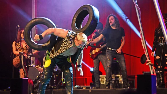 Der "Strongman" Denys Ilchenko performt mit Unterstützung der Zirkus-Rockband. - © Nicole Ellerbrake