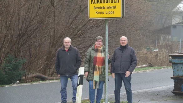 Friedhelm Petri, Ilsemarie Büscher und Ulrich Kehmeier am Ortsschild; wenige Kilometer weiter ist schon Niedersachsen. - © Axel Bürger