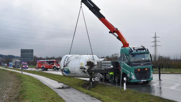 Wegen einer verlorenen Ladung war am Dienstagnachmittag die L616 in der Nähe der B1-Zufahrt gesperrt. - © Jörn Fries