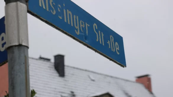Am Tag danach erinnert nur noch ein Einschussloch in einem Straßenschild an den Großeinsatz. Die Kreuzung ist mit Schnee bedeckt. - © Janet König
