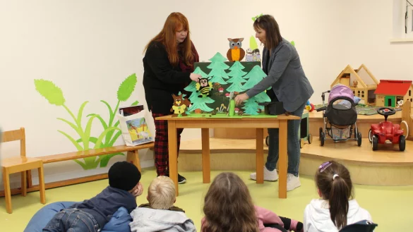 Erste Reihe: Alessio, Ruben, Milla und Mila lauschen gespannt der Geschichte "Die Freunde vom Spiekersberg", vorgetragen von der Autorin Bettina Papenmeier und Kerstin Plischka. - &copy; Kyrill von Matuschka