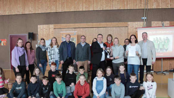 Landrat Dr. Axel Lehmann überreicht Sportlehrerin Mareile Niederkrüger von der Grundschule Großenmarpe
den Pokal des Landrats. Mit ihr freuen sich die Sportlehrerinnen der Schule sowie Bürgermeister Christoph Dolle (5. von links) und Schulleiter Carsten Baumfelder (rechts). - © Kreis Lippe