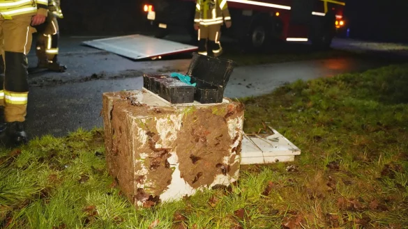 Die Feuerwehr Lage hat diesen Tresor von einem Feld geborgen. - &copy; FREITAG-TV