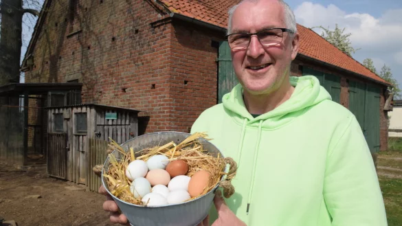 Stefan Upmeier mit einem kleinen Korb verschiedener Eier von den eigenen Hühnern. - © Mareike Patock