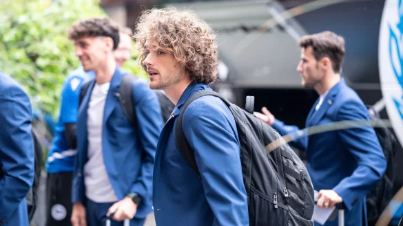 Kaptiän Mael Corboz und der Arminia-Tross erreichen um kurz vor 14 Uhr ihr Berliner Hotel. - © Teresa Kroeger/RHR-FOTO