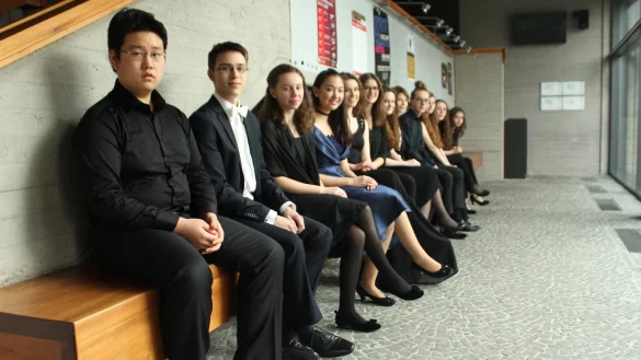 Die Jungstudenten des Instituts der Hochschule f&uuml;r Musik in Detmold treten in der Kirche zu Bergkirchen auf. - &copy; Frank Beyer