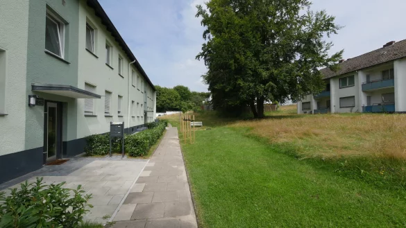 In der Augustdorfer Wohnsiedlung "Am Dören" haben sich die Verhältnisse gebessert. Mit etwas Farbe und neu gepflanzten Hecken ist das Haus Mittelstraße 3-5 im August 2024 vom Eigentümer aufgehübscht worden - allerdings nur dieses eine Haus und auch nur äußerlich. Die Probleme mit Vermüllung und Ruhestörungen sind Gemeinde, Ordnungsdienst und Kreis gemeinsam angegangen. - © Archivfoto: Jost Wolf