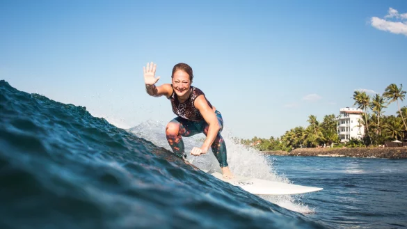 D&ouml;rthe Eickelberg reitet die Welle. - &copy; D&ouml;rthe Eickelberg