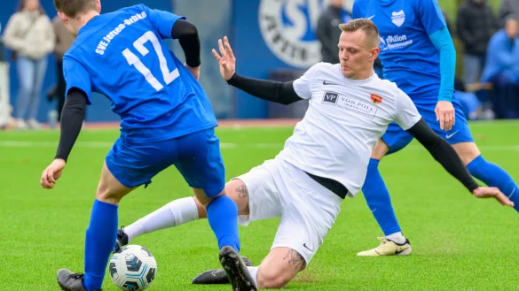 Sehenswerte Duelle: In dieser Szene wird der Jerxer Justin Schmidt (12) von seinem Postler Gegenspieler David Stein (weiß) kompromisslos attackiert. - © Egon Penner