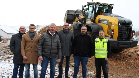 Ulrich Hilker (CDU, von links), Marvin R&ouml;sch (Gemeinde Extertal), B&uuml;rgermeister Frank Meier, Detlef Korf (Zukunft Extertal), Axel Albert (Gemeinde Extertal) und Christopher Wienberg (CAW Abbruch) vor den abgerissenen H&auml;usern Mittelstra&szlig;e 45 und 47. - &copy; Lorraine Brinkmann