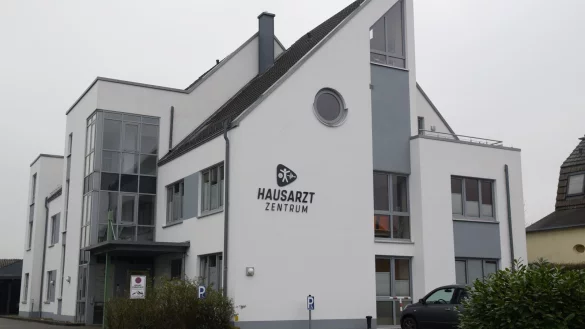 Andreas Schimkes Praxis ist Teil des Hausarztzentrums Spenge an der Griesenbruchstra&szlig;e. - &copy; Mareike Patock