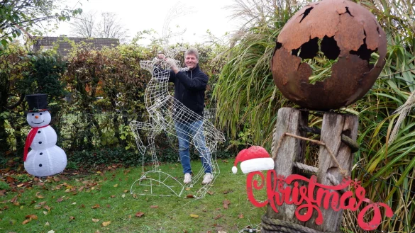 Klaus D&uuml;wel erledigt die letzten Handgriffe im Garten. Bis zum 25. November soll alles fertig sein. - &copy; Lorraine Brinkmann