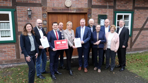 Übergabe der Förderbescheide: (von links) Kathrin Hunstig-Bockholt (Regionalmanagerin Lokale Aktionsgruppe Senne³), Konstantin Plümer, (Bezirksregierung Detmold), Andreas Trotz (Vorstandsmitglied Sparkasse Paderborn-Detmold-Höxter), Carsten Tegethoff (Ortsheimatpfleger Hövelhof), Dr. Ute Röder (Vorstandsmitglied NRW Stiftung), Ulrich Lange (Bürgermeister, Stadt Bad Lippspringe), Prof. Dr. Joachim Faulde (Regionalbotschafter der NRW-Stiftung für den Kreis Paderborn), Marianne Thomann-Stahl (stellvertretende Vorsitzende der NRW-Stiftung), Marcus Püster (Bürgermeister Gemeinde Schlangen), Dr. Cornelia Wiemeyer-Faulde (Regionalbotschafterin der NRW-Stiftung für den Kreis Paderborn), und Michael Berens (Bürgermeister Gemeinde Hövelhof). - © LAG Senne³