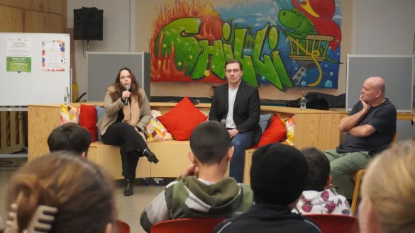 Die Bundestagskandidaten Katrin Freiberger (SPD) und Dennis Niedermark (FDP) stellen sich den Fragen der Kinder im Jugendzentrum "Chilli". Sozialpädagoge Holger Busch (rechts im Bild), Koordinator des IQ Lügde, moderiert die Veranstaltung. - © Michaela Weiße