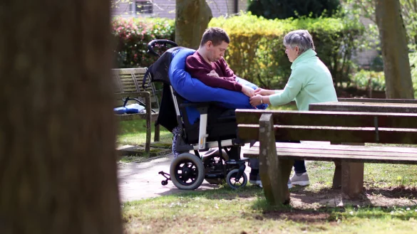 Hannelore Hardt hat ihren Sohn Alexander Fabisch vor 18 Jahren bewusstlos gefunden. Sie hat gelernt, sich mit der Situation zu arrangieren. MT-Foto: - © Alex Lehn