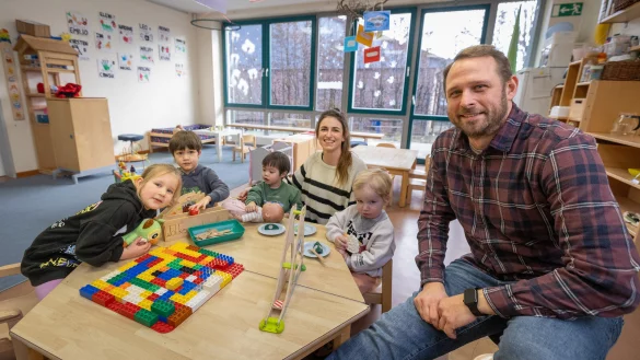 Mit Spa&szlig; bei der Sache: Leiter Micheal W&ouml;rmann und Erzieherin Kirsten Krieg mit vier ihrer Sch&uuml;tzlinge in der Wolkenzaubergruppe der Kita Flachsfarm. - &copy; Oliver Krato