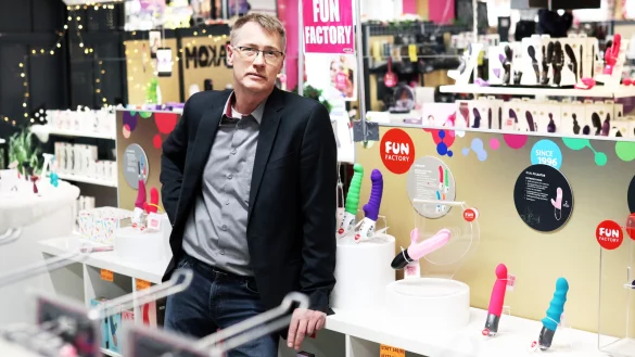 Novum-Gesch&auml;ftsf&uuml;hrer Michael Schnelle handelt mit Spielzeug f&uuml;r Erwachsene. MT-Foto: - &copy; Alex Lehn