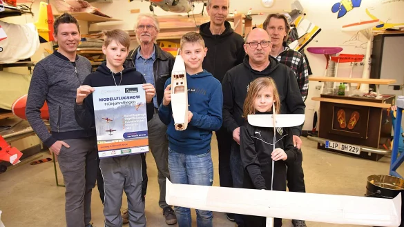 Sebastian Stenzel (von links), Lukas, Dietmar Friedrich, Alfred, Axel Schubert, Willi Kobu&szlig;, Linus und Klaus Hensel weisen in der Werkstatt der Modellbauer auf die n&auml;chste Veranstaltung am 8. M&auml;rz hin. Foto: Karin Prignitz - &copy; Karin Prignitz