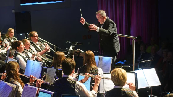 Dirigent Lothar Tarnow leitet das Orchester mit Schwung und Elan. - © Nicole Ellerbrake