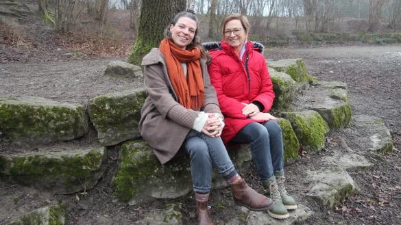 Lehrerin Theresa Jung (links) und Schulleiterin Bettina Rethmeier sitzen auf dem Schulhof. Künftig könnte hier auch Unterricht stattfinden. - © Nadine Uphoff