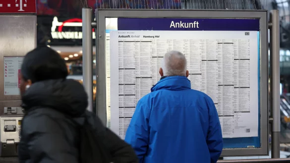 Ank&uuml;nfte sind in einem Bahnhof in einem Aushang zu sehen. Die gelben Aush&auml;nge mit Abfahrten sollen vorerst noch bestehen bleiben. - &copy; picture alliance/dpa