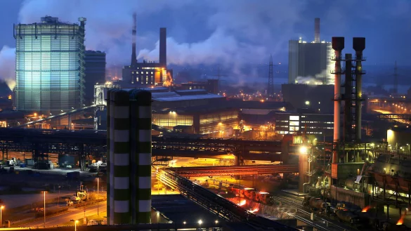 Das Stahlwerk des Industriekonzerns Thyssenkrupp in Duisburg steht in den Schlagzeilen. - © dpa