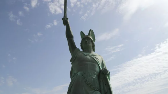150 Jahre alt ist das Hermannsdenkmal in diesem Jahr - was Hans Kordes zum Anlass für eine Skulptur nimmt. - © Martin Hostert