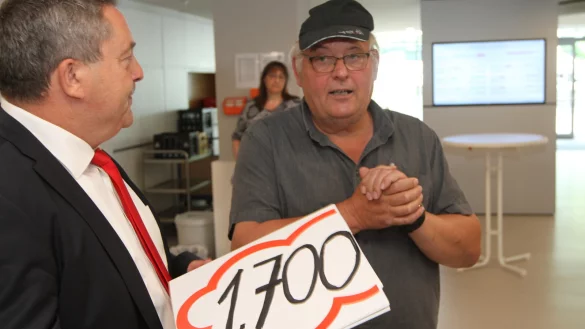 Juni 2023, die erste Aktion des Aktionsbündnisses: Walter Brinkmann (rechts) übergibt Landrat Dr. Axel Lehmann 1700 Unterschriften. Die Unterzeichner setzen sich damals für einen "Untersuchungsausschuss" des Kreistages ein, der ihre Fragen zum Klinikum beantworten sollte. - © Archivfoto: Martin Hostert