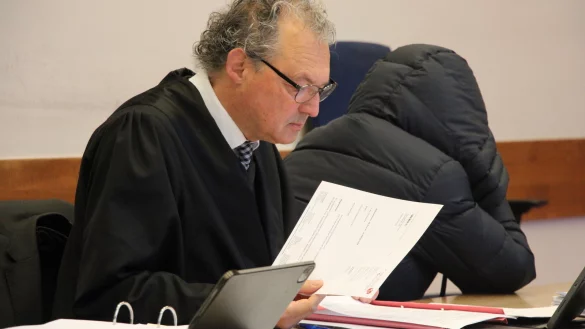 Die angeklagte Rechtsanw&auml;ltin aus Detmold (58) schirmt ihr Gesicht vor den Kameras ab. Verteidiger Georg Schulze h&auml;lt das Verfahren gegen seine Mandantin f&uuml;r eine Farce. - &copy; Janet K&ouml;nig