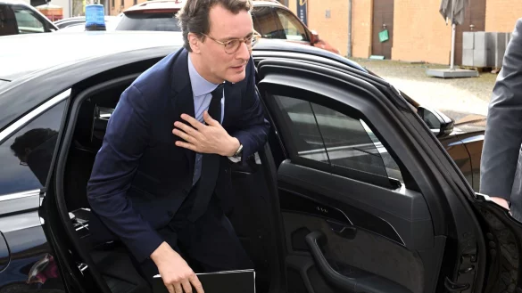 Ministerpräsident Hendrik Wüst (CDU) wird in einem besonders geschützten Dienstwagen gefahren. - © dpa