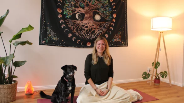 Melina Schmidt-Korth von „Herzgesund“ empfiehlt, die besinnliche Weihnachtszeit, wie der Name schon sagt, mit allen Sinnen zu erleben. Bei einigen ihrer Kurse wird sie von ihrer Hündin Maja unterstützt. - © Chiara Wibbeke