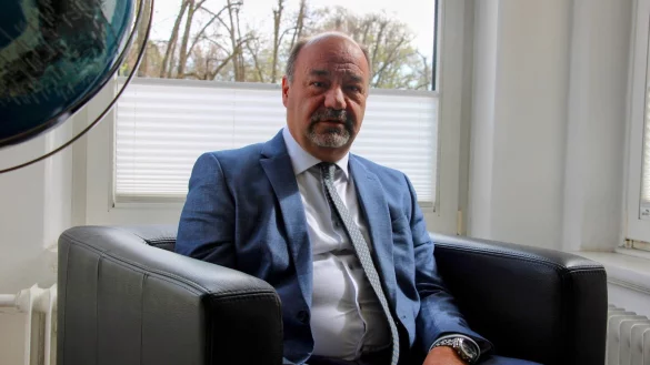 Wolf Dieter Tölle, Rechtsanwalt und Notar aus Detmold, weiß, wie wichtig es ist, sich mit einer Vorsorgevollmacht und einer Patientenverfügung auseinanderzusetzen. Das Thema betrifft Alt und Jung gleichermaßen, findet der Vorsitzende des lippischen Anwaltverweins. - © Janet König