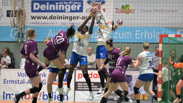 Die HSG Blomberg-Lippe leistete eine super Deckungsarbeit, wie hier mit Laetitia Quist und Nieke Kuehne im Block gegen Jana Scheib von der TuS Metzingen. - © Eibner-Pressefoto/Tobias Baur