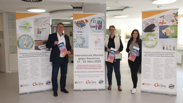 Landrat Dr. Axel Lehmann, Verwaltungsvorständin Sabine Beine und Melissa Horton vom Kommunalen Integrationszentrum präsentieren die Brötchentüten und Roll-Ups. - © Kreis Lippe