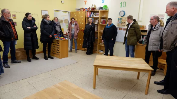 Die Mitglieder des Ausschusses f&uuml;r Schule, Soziales und Generationen wurden von Leiterin Anke Tran-M&auml;hner (Mitte) im Februar durch die Kita gef&uuml;hrt. - &copy; Archivfoto: Lorraine Brinkmann