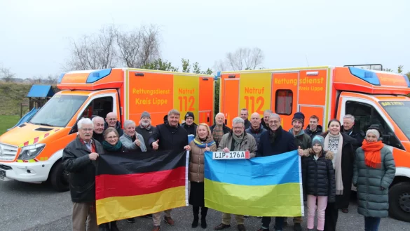 „Slava Ukraine!“ („Hoch lebe die Ukraine“): Das rufen Vertreter des Rotary Clubs Detmold-Blomberg und der Ukraine-Hilfe Lippe-Bielefeld aus. Der Ex- Europaabgeordnete Elmar Brok (links) nimmt ebenfalls an der Übergabe der Fahrzeuge teil. Foto: Knut Dinter - © Knut Dinter